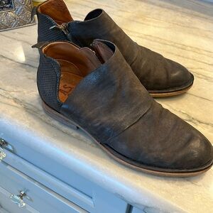 AS98 bootie, in off black distressed leather. Size 39